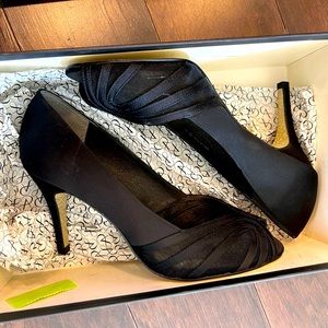 Adrianna Papell size 8 black heel with gold accent